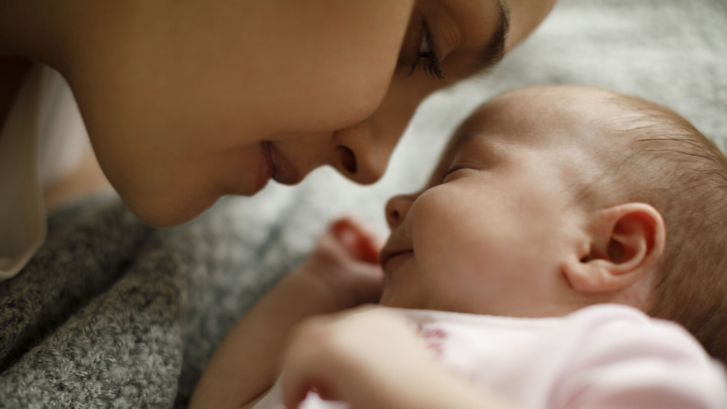 Neonato e sonno: come luci soffuse e suoni bianchi possono davvero fare la differenza